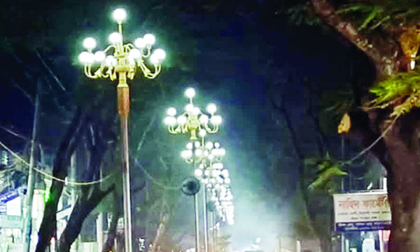দৃষ্টিনন্দন স্ট্রিট লাইটে বদলে গেছে লালমনিরহাটের রাতের সৌন্দর্য