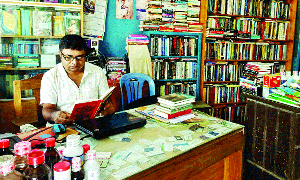 সারের দোকানে ১২ হাজার বই জ্ঞানের আলো ছড়াচ্ছেন বিজয়