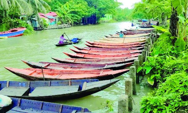 আটঘরে নৌকার জমজমাট হাট