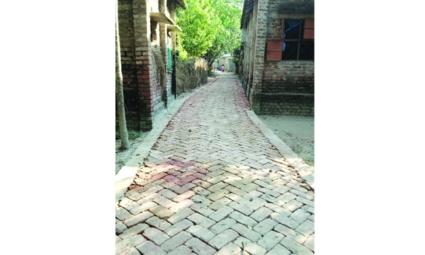 কাঁচা সড়কে বসানো হচ্ছে ইটের সলিং	 :  নয়া দিগন্ত