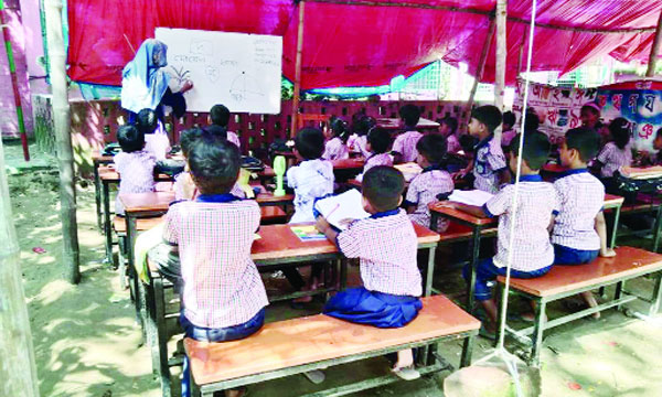 আত্রাইয়ে পরিত্যক্ত বিদ্যালয় ভবন ত্রিপলের নিচে চলছে পাঠদান