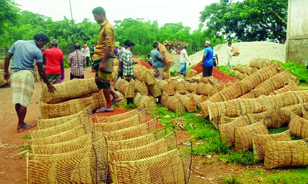 কাউখালীর একটি হাটে চলছে বেচা-কেনা : নয়া দিগন্ত