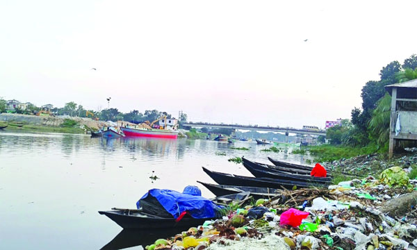 সঙ্কীর্ণ হয়ে আসা ডাকাতিয়া নদী। সুবিদপুর থেকে তোলা	  : নয়া দিগন্ত