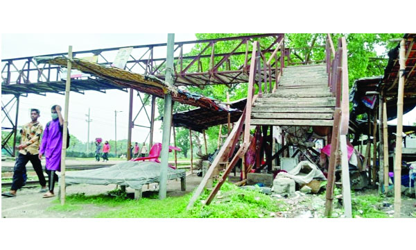 গৌরীপুর জংশনের ফুটওভার ব্রিজের ভগ্নদশা  : নয়া দিগন্ত
