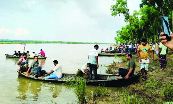 পর্যটকরা নৌকায় বেড়াতে যাচ্ছেন ঘুকশির বিলে : নয়া দিগন্ত