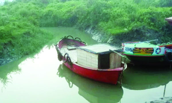 পায়রাবন্দরে লাইটারেজ জাহাজ ঘিরে চোরাই তেলের কারবার
