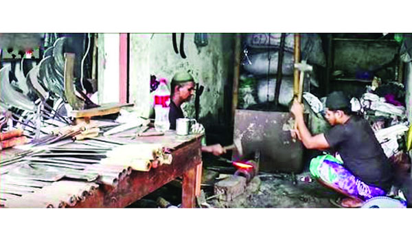 চীনা পণ্যের দাপটে হারিয়ে যাচ্ছে রূপগঞ্জের ঐতিহ্যবাহী কামারশিল্প
