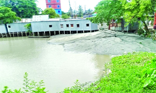 উপজেলা ভূমি অফিসের সামনে শতবর্ষী পুকুর ভরাটের দৃশ্য	: নয়া দিগন্ত
