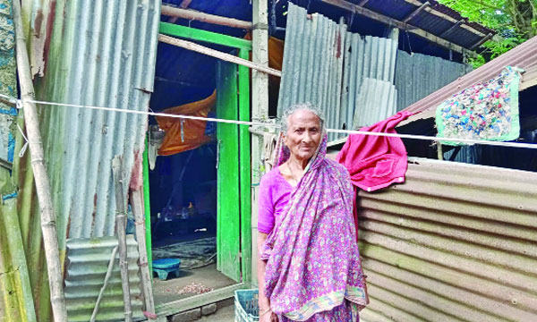 ভাঙা ঘরের সামনে দাঁড়িয়ে রানী সাহা : নয়া দিগন্ত