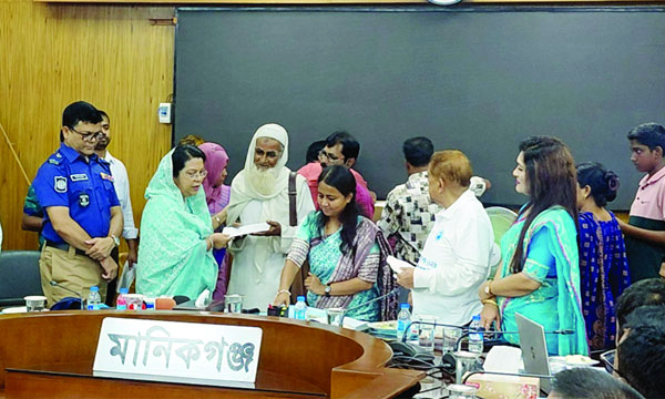 মানিকগঞ্জ জেলা সমন্বয় কমিটির সভায় চেক বিতরণ করেন আফরোজা রিতা : নয়া দিগন্ত