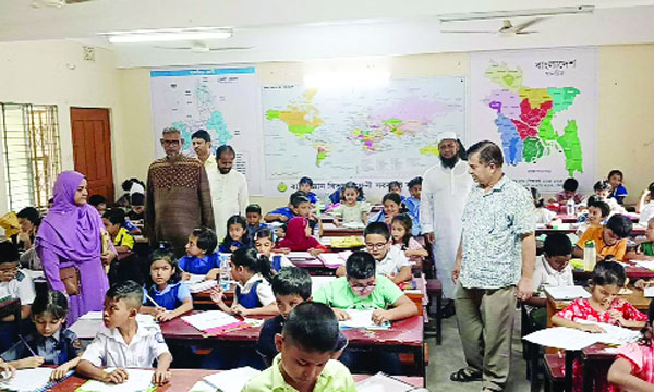 আলোকিত ফেনী বৃত্তি পরীক্ষার একটি কেন্দ্র পরিদর্শন করছেন অতিথিরা : নয়া দিগন্ত