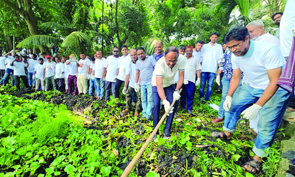 টাঙ্গাইলের ডিসি লেকের পরিচ্ছন্নতা কার্যক্রম উদ্বোধন করছেন সুলতান সালাউদ্দিন টুকু : নয়া দিগন্ত