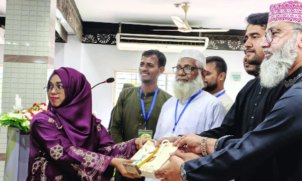 পিরোজপুরে কৃতী শিক্ষার্থীর হাতে উপহার তুলে দিচ্ছেন জামায়াত ও শিবিরের নেতারা : নয়া দিগন্ত
