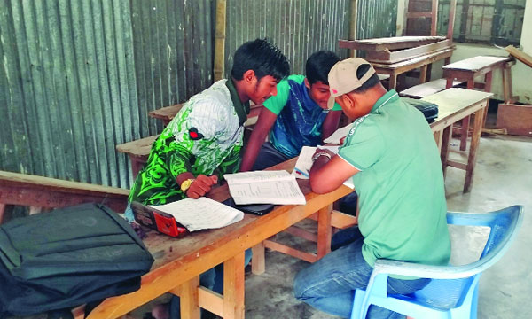 দশম শ্রেণীতে দুই শিক্ষার্থী নিয়ে ক্লাশ নিচ্ছেন এক শিক্ষক : নয়া দিগন্ত