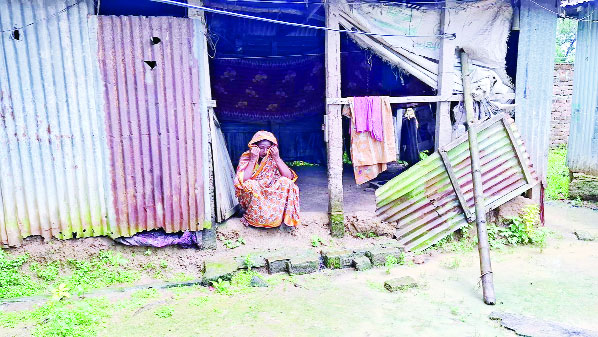 ২২ বছর যাবত ভাঙা ঘরে  বসবাস করছেন ৬০ বছর বয়সী ফজিলা বেগম : নয়া দিগন্ত