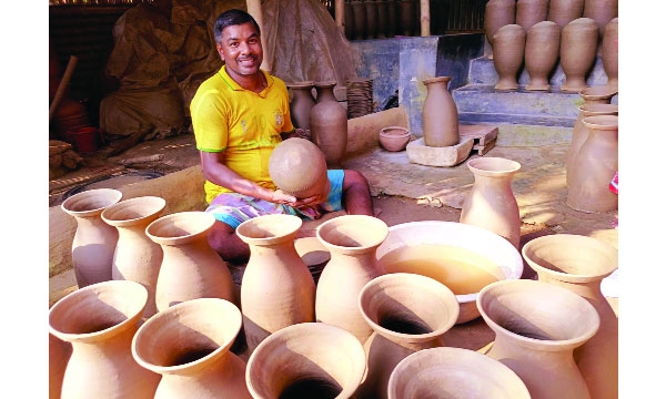 কালীগঞ্জে কুমোরপাড়ায় ঠিলে তৈরির ব্যস্ততা বেড়েছে মৃৎশিল্পীদের