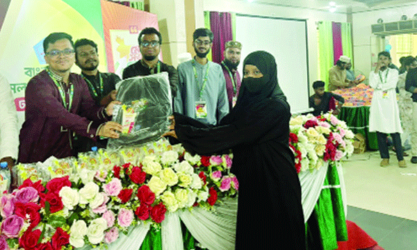 রঙিন সুতার দোলনায় হাসি ফুটছে কালীগঞ্জের নারীদের