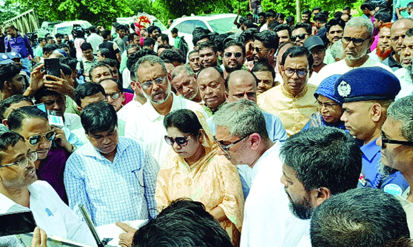 পরশুরামে মুহুরী-কহুয়া বন্যানিয়ন্ত্রণ বাঁধ পরিদর্শন করেন শহীদউদ্দীন চৌধুরী এ্যানি : নয়া দিগন্ত