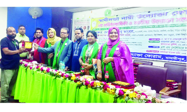 সম্মাননা গ্রহণ করছেন নয়া দিগন্তের সংবাদদাতা মফিদুল ইসলাম  : নয়া দিগন্ত