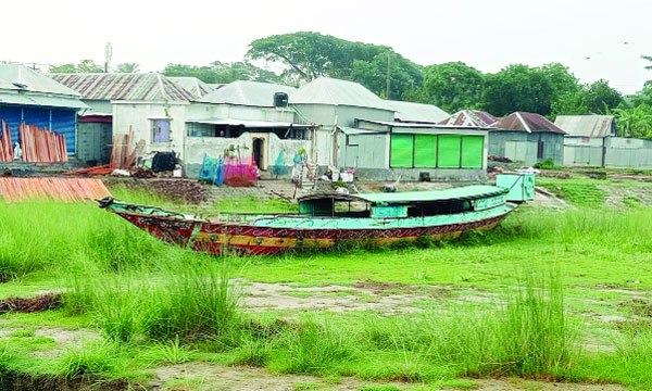 অযতেœ নষ্ট হচ্ছে চরাঞ্চলের শিক্ষক-শিক্ষার্থীদের ট্রলার