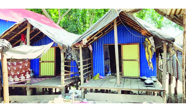 ডাঙ্গায় বেদেদের নতুন জীবন, স্কুল মাদরাসামুখী হচ্ছে সন্তানরা