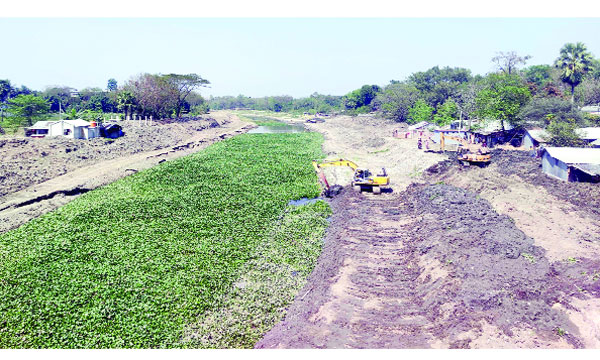 কপোতাক্ষ নদের পাড় থেকে মাটি কাটার দৃশ্য