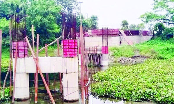 ধীর গতিতে চলছে সেতু নির্মাণের কাজ : নয়া দিগন্ত