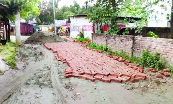 পাড়াগাও মোড়লবাড়ি মোড় থেকে এক্সিলেন্স পর্যন্ত সিঙ্গেল লেয়ারে মেরামত করা হচ্ছে সড়কটি : নয়া দিগন্ত