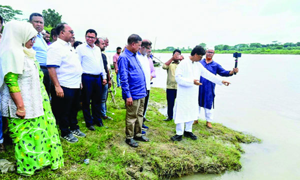 হাওর অঞ্চল পরিদর্শন করছেন মৎস্য ও কৃষিমন্ত্রী মোহাম্মদ আমিন উর রশিদ : নয়া দিগন্ত