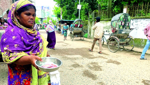 ছেলে জেলে থাকায় আইনজীবীর খরচ জোগাতে ভিক্ষা করছেন মা মাহিনুর বেগম : নয়া দিগন্ত
