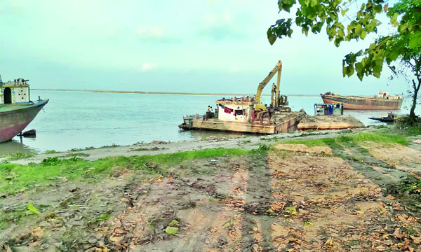 নিকলীতে নদী তীরবর্তী ফসলি জমি থেকে অবৈধ বালু উত্তোলন