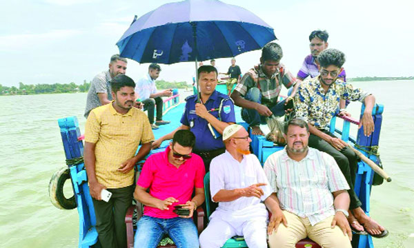 গোপদীঘি আহমদ বাজার এলাকায় নৌকায় করে ওসির নেতৃত্বে অভিযান : নয়া দিগন্ত