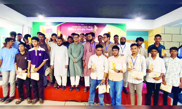 চট্টগ্রামের আনোয়ারায় ইসলামী ছাত্রশিবিরের সংবর্ধনায় কৃতীশিক্ষার্থী ও অতিথিরা  : নয়া দিগন্ত