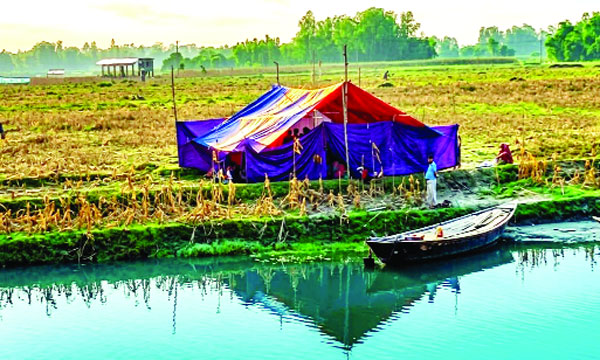 ঘোড়াঘাট উপজেলার সীমান্তবর্তী কুলানন্দপুর করতোয়া নদীর তীর ঘেঁষে জমজমাট জুয়ার আসর : নয়া দিগন্ত