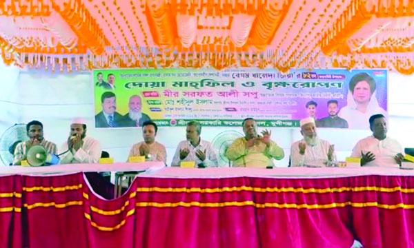 মুন্সীগঞ্জের শ্রীনগর সরকারি কলেজে বেগম খালেদা জিয়ার জন্মদিন উপলক্ষে দোয়া মাহফিলে অতিথিরা : নয়া দিগন্ত