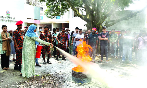 আগুন নেভানোর প্রশিক্ষণ নিচ্ছেন রুয়েট শিক্ষার্থীরা	 : নয়া দিগন্ত