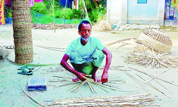ডুমুরিয়ায় বাপ-দাদার পেশা টিকিয়ে রাখতে হিমশিম অবস্থা