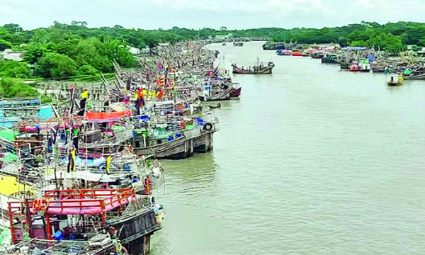 মহিপুর-আলীপুর ঘাটে নোঙর করা মাছ ধরা ট্রলার : নয়া দিগন্ত