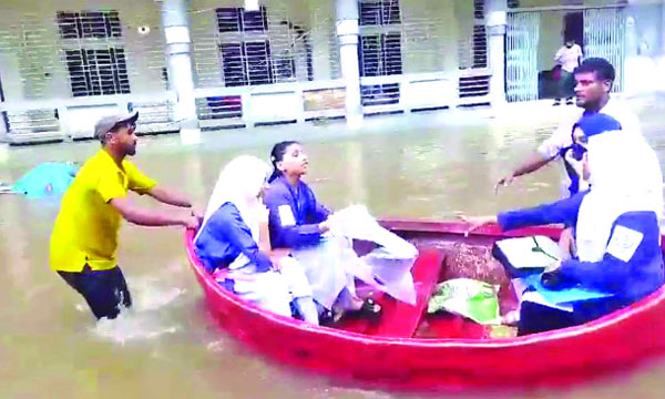 নৌকায় চড়ে পরীক্ষাকেন্দ্রে এইচএসসি পরীক্ষার্থীরা