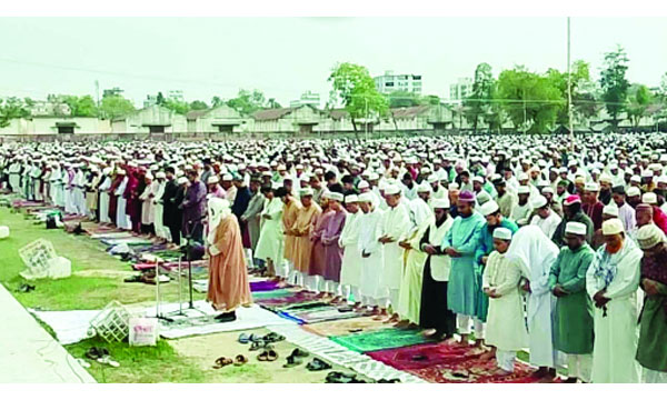 দিনাজপুর গোর-এ শহীদ ময়দানে বিশাল ঈদ জামাত : নয়া দিগন্ত