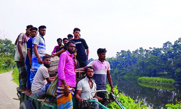 জীবিকার তাগিদে ঝুঁকিপূর্ণ যাত্রা