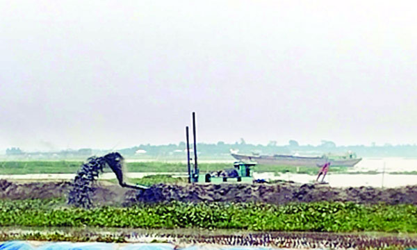 সোনারগাঁওয়ে মেঘনা নদী থেকে ড্রেজার দিয়ে বালু উত্তোলন : নয়া দিগন্ত