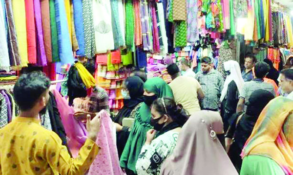 ডাকবাংলা হকার্স মার্কেটে ক্রেতাদের ভিড় : নয়া দিগন্ত