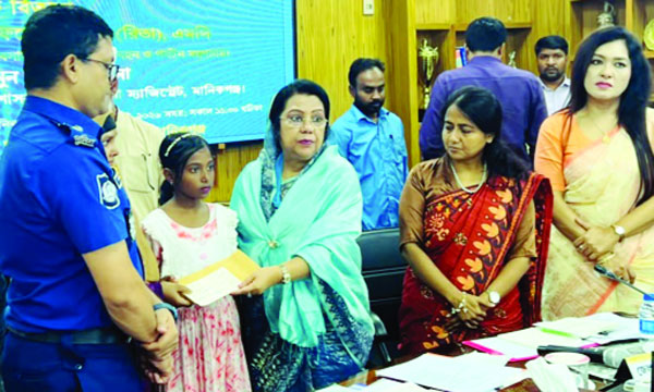 মানিকগঞ্জে সহায়তার চেক বিতরণ করেন বিমানমন্ত্রী আফরোজা রিতা : নয়া দিগন্ত