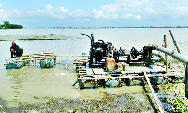 ভাঙন রোধ অবকাঠামোর কাছেই বালু উত্তোলনের মেশিন : নয়া দিগন্ত