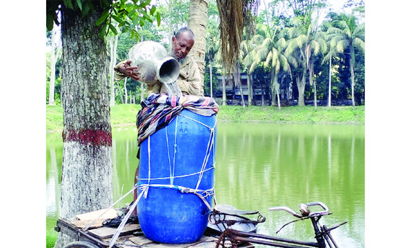 বিক্রির জন্য পানি তুলছেন খবির দাড়িয়া : নয়া দিগন্ত