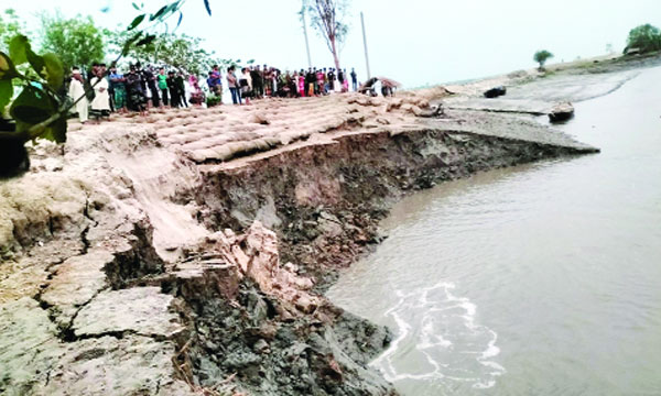 সাতক্ষীরার শ্যামনগর এলাকার বেড়িবাঁধ ভেঙে যাওয়ার দৃশ্য : নয়া দিগন্ত