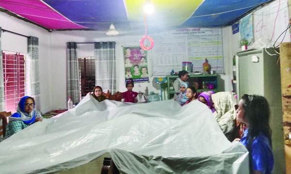 বৃষ্টির সময় স্কুলের নথিপত্র বাঁচাতে পলিথিন দিযে ঢেকে রাখা হচ্ছে : নয়া দিগন্ত