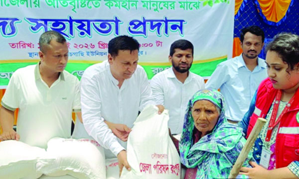 পীরগঞ্জে বন্যাদুর্গত এলাকায় জেলা পরিষদ প্রশাসকের ত্রাণ বিতরণ