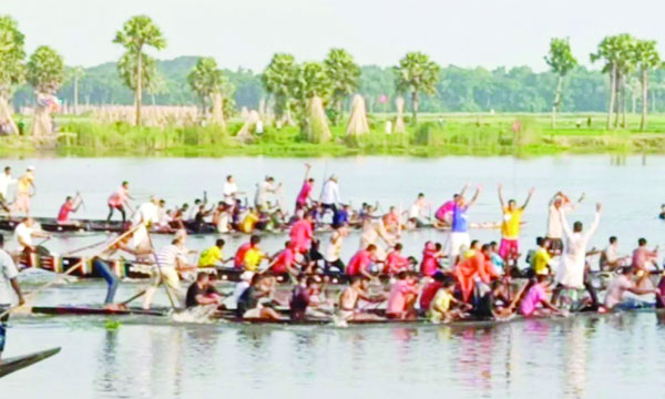 বৈঠার ছন্দে মুখর আষাঢ়ের বিল